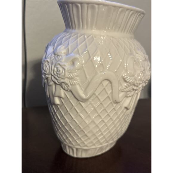 Capodimonte Style Embossed Ivory Vase • 1950s Applied Roses - Picture 4 of 4